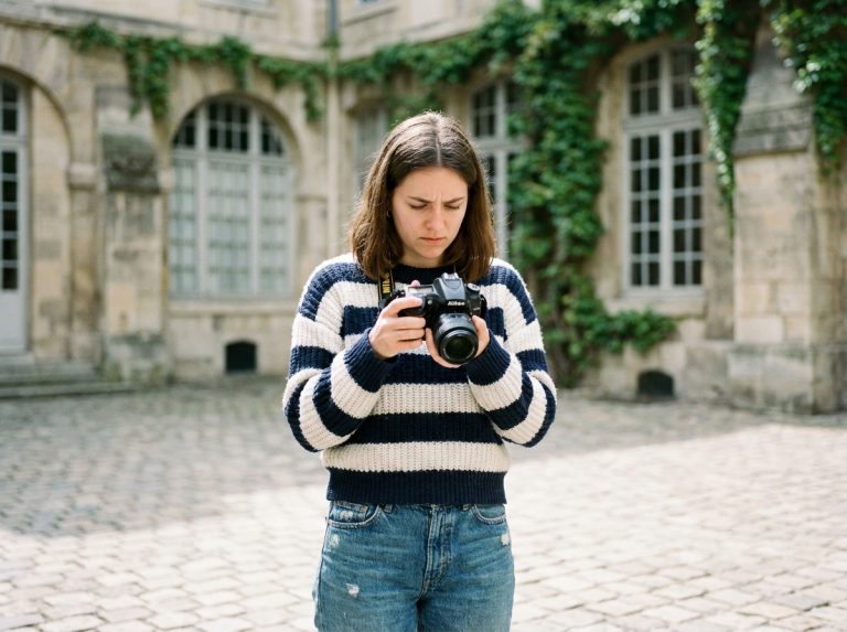 Jeune femme en extérieur avec appareil photo à Paris